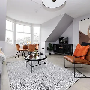 Altido Gorgeous Flat Overlooking Castle Apartment