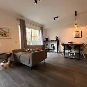 2 Bath Free Parking Apartment